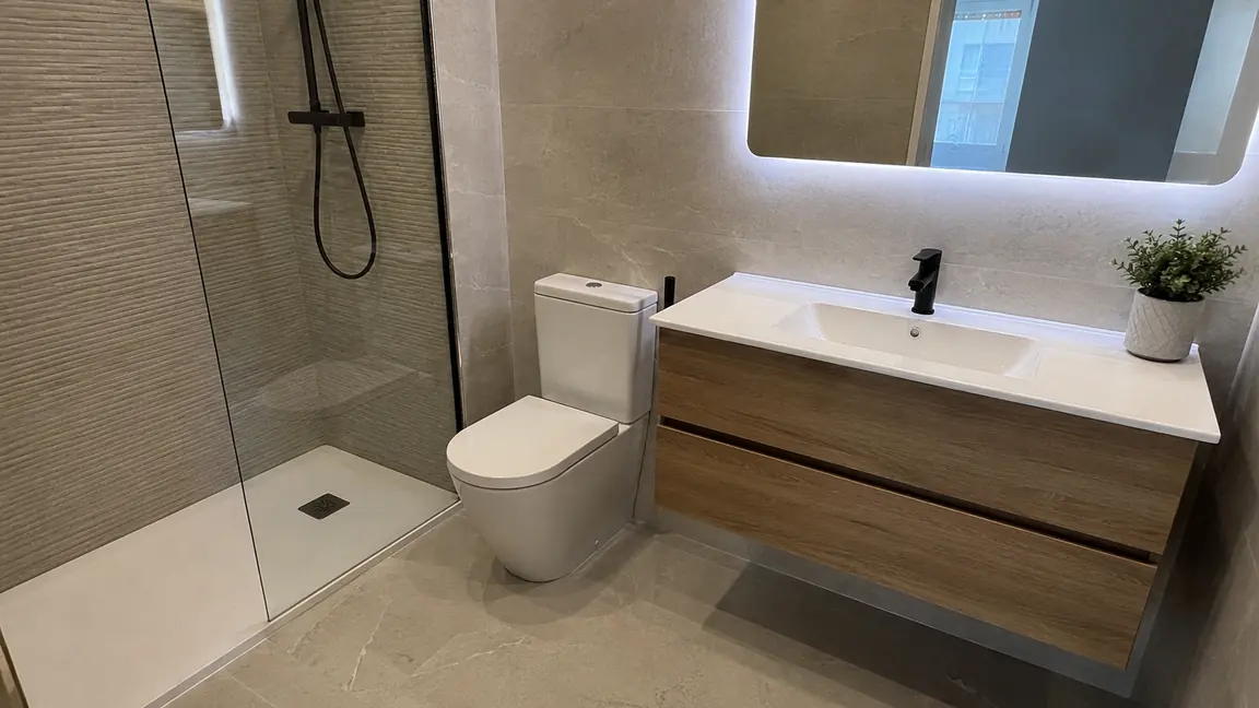 Baño terminado por Reformas DLCP con plato de ducha y alicatado nuevo