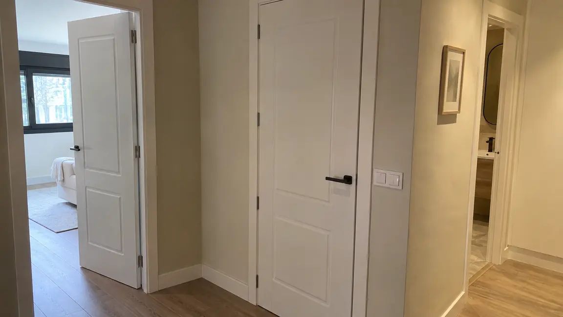 Puertas de paso lacadas en blanco por Reformas DLCP