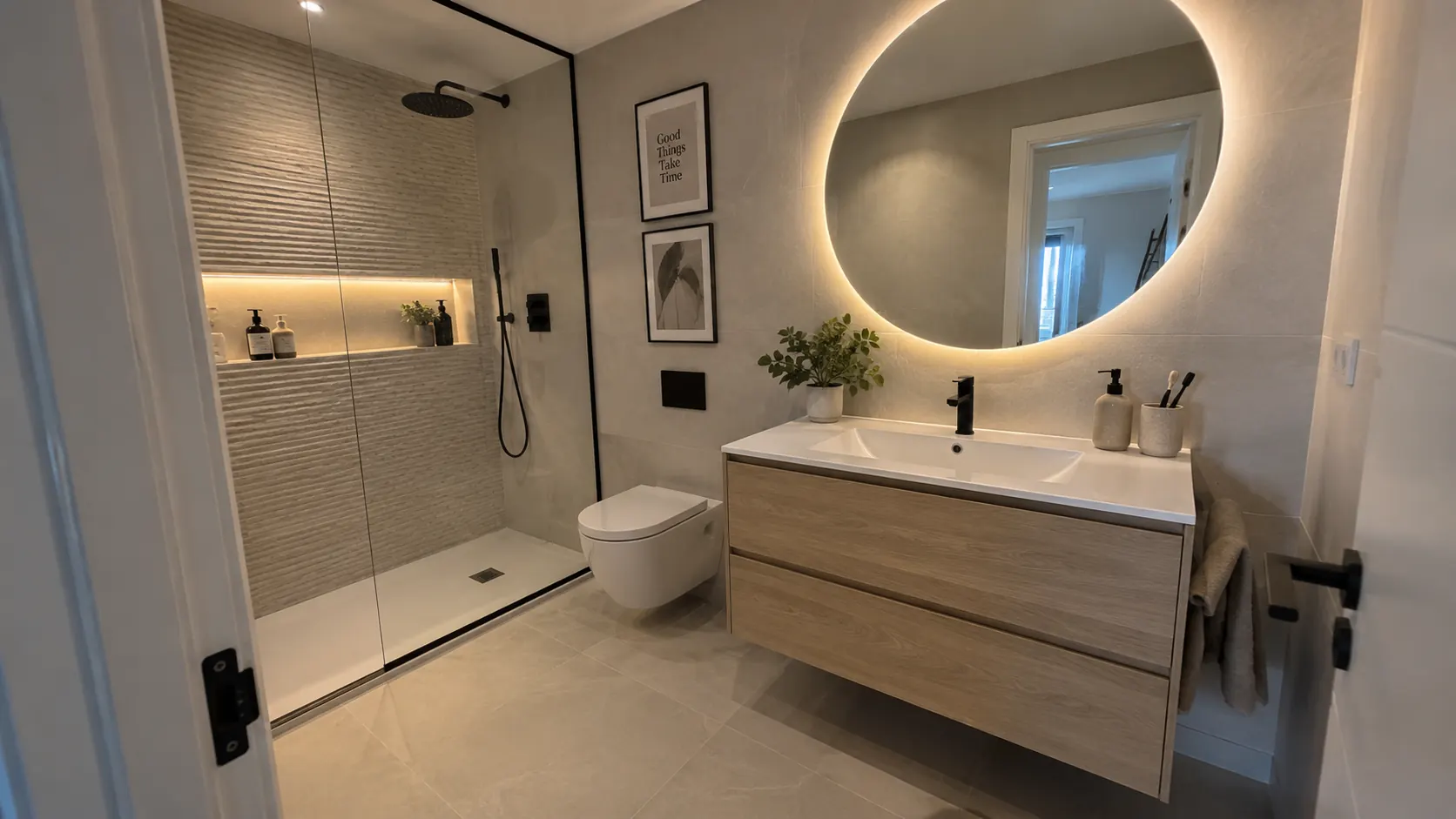 Baño reformado por Reformas DLCP con ducha de obra, hornacina iluminada, inodoro suspendido y mueble de doble cajón